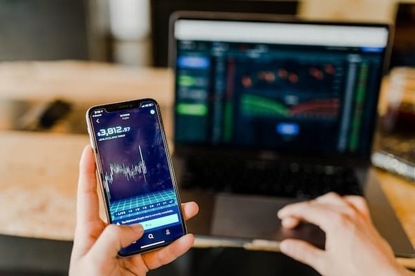 Les Clés du Succès dans le Commerce International : Les Métiers et Formations Essentiels