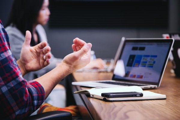 Compétences et Qualités Requises pour un Chargé de Communication